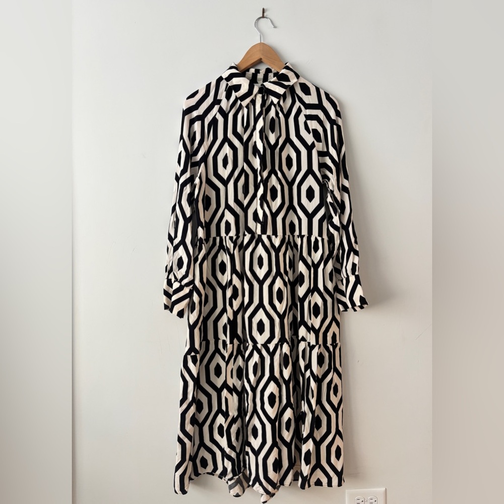 H&M Black and White Geometric Long Sleeve Midi Dress